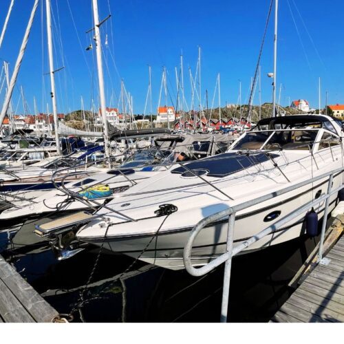 Skärhamns hamn på Tjörn – 25 minuter från sommarhuset Apelgården 81 i Bohuslän