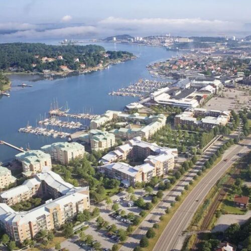 Stenungsund från ovan – stad med shopping och restauranger 20 minuter från Apelgården 81 på Tjörn