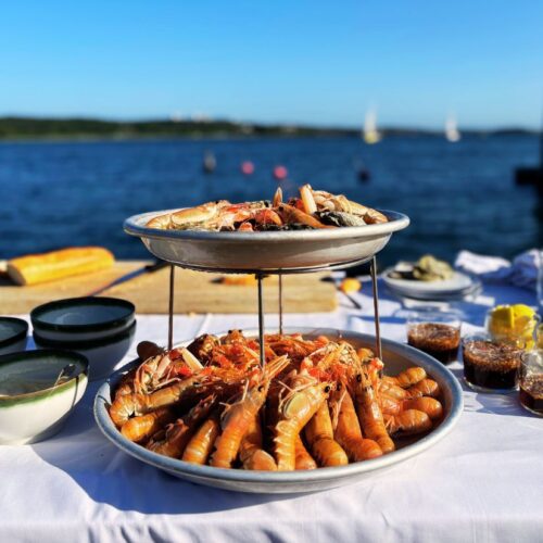 Skaldjursbuffé vid Stenungsbaden Yacht Club, 15 minuter från Apelgården 81 på Tjörn