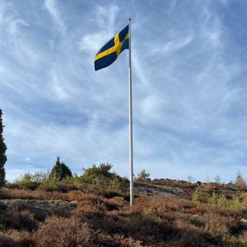 Svensk flagga på klippa vid Apelgården 81 på Mjörn, Tjörn i Bohuslän