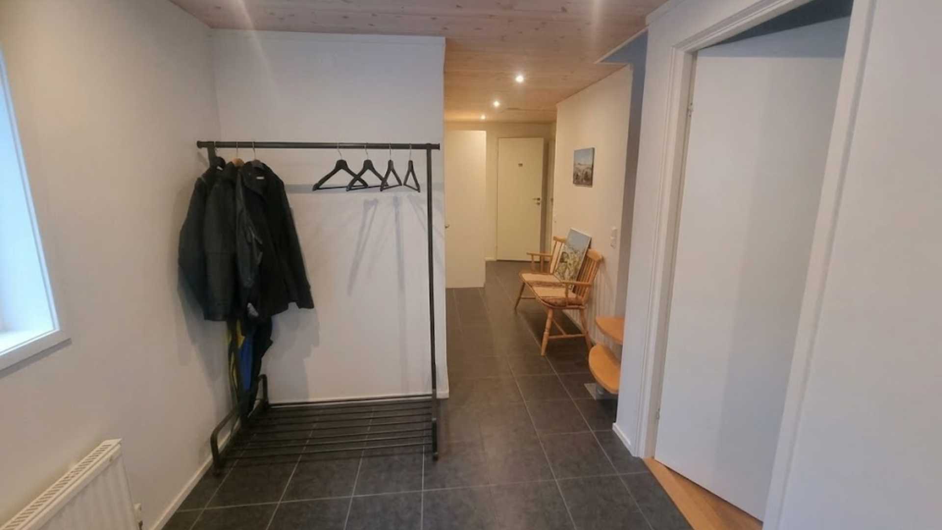 Rymlig hall med förvaring i sommarhuset Apelgården 81 på Tjörn.