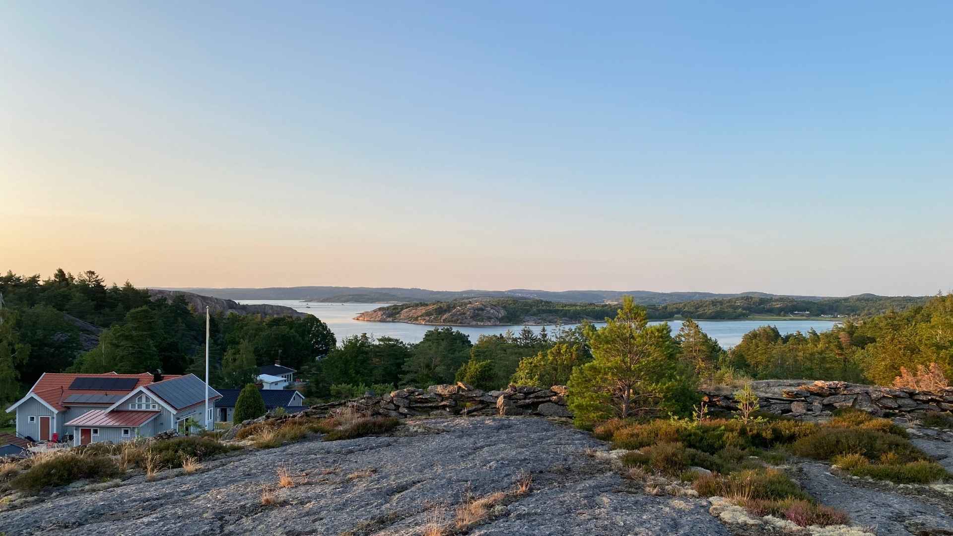 Apelgården 81 på Mjörn sett från klipporna med utsikt över Stigfjorden, Tjörn i Bohuslän