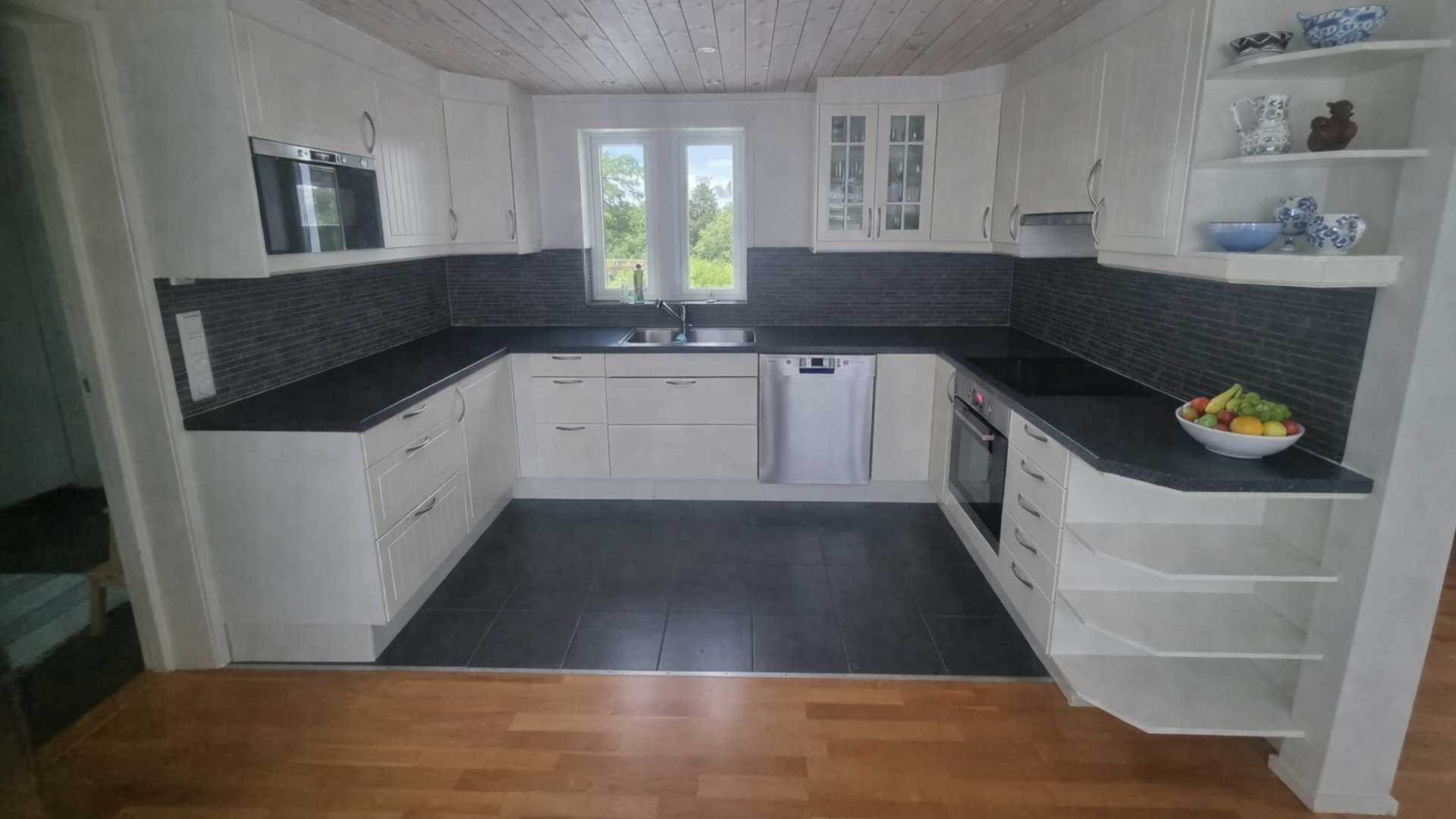 Fullt utrustat kök med generösa arbetsytor i sommarhuset Apelgården 81 på Tjörn