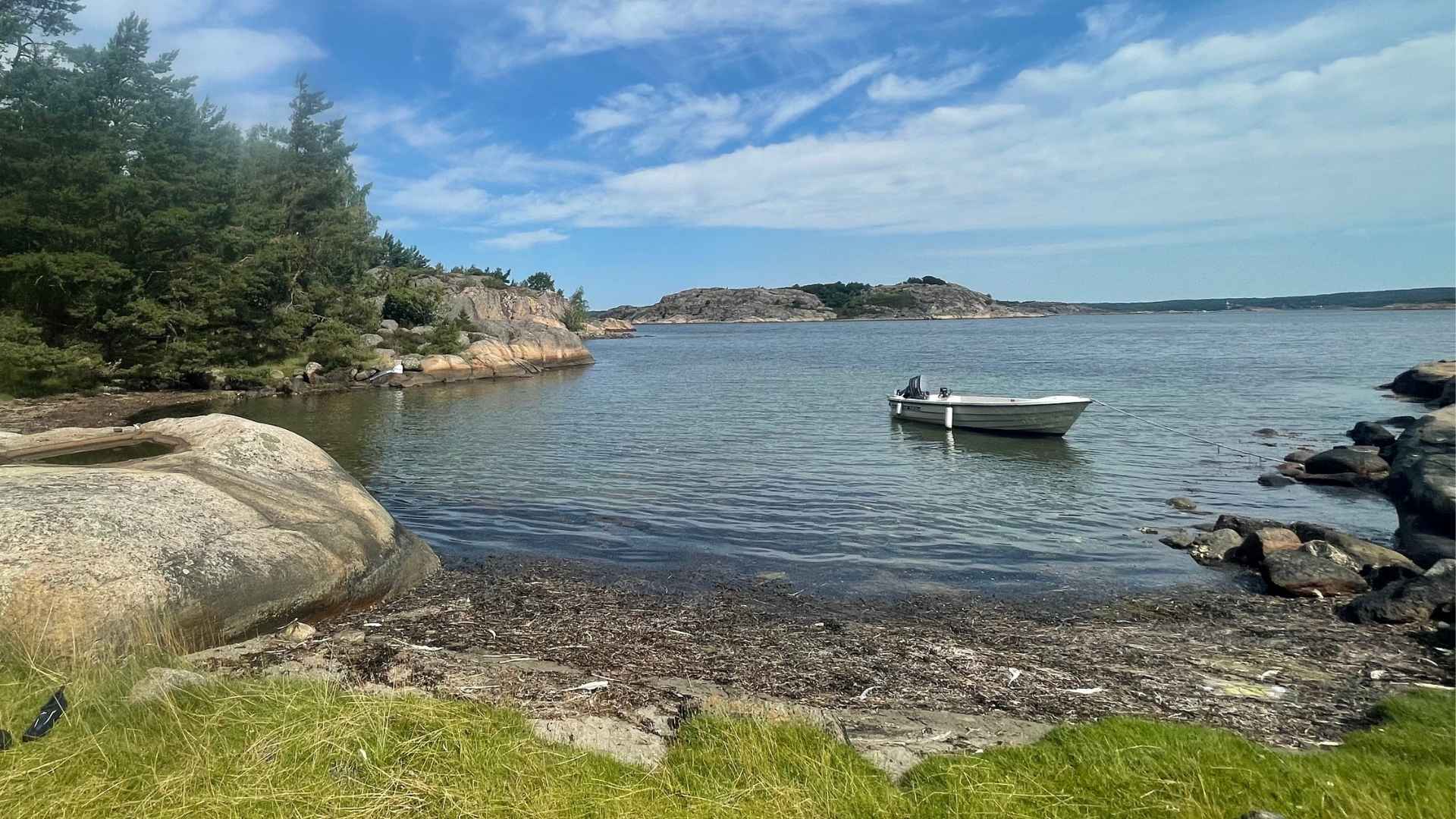 Strand med båt vid Hjälm på Tjörn i Bohuslän – bad och båtliv nära Apelgården 81