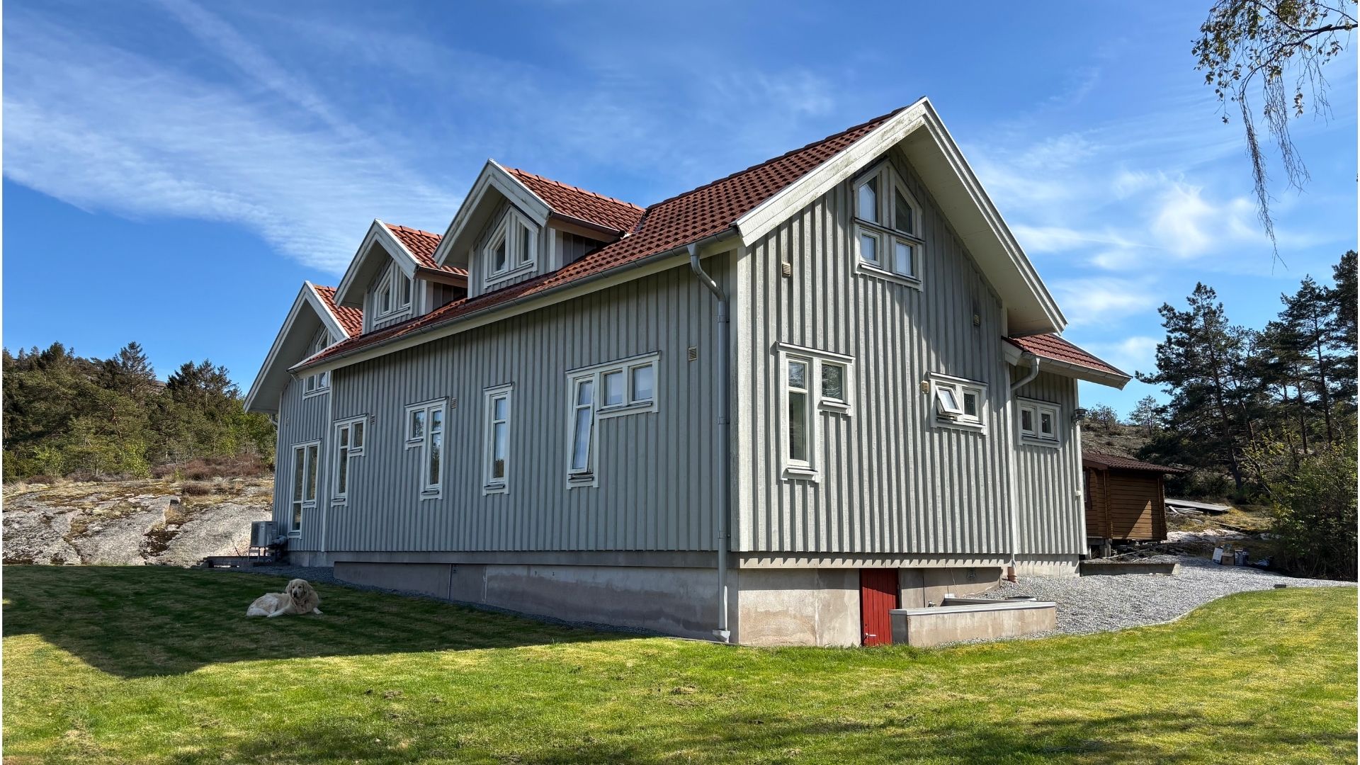 Apelgården 81 på Tjörn med stor gräsmatta och naturnära läge i Bohuslän
