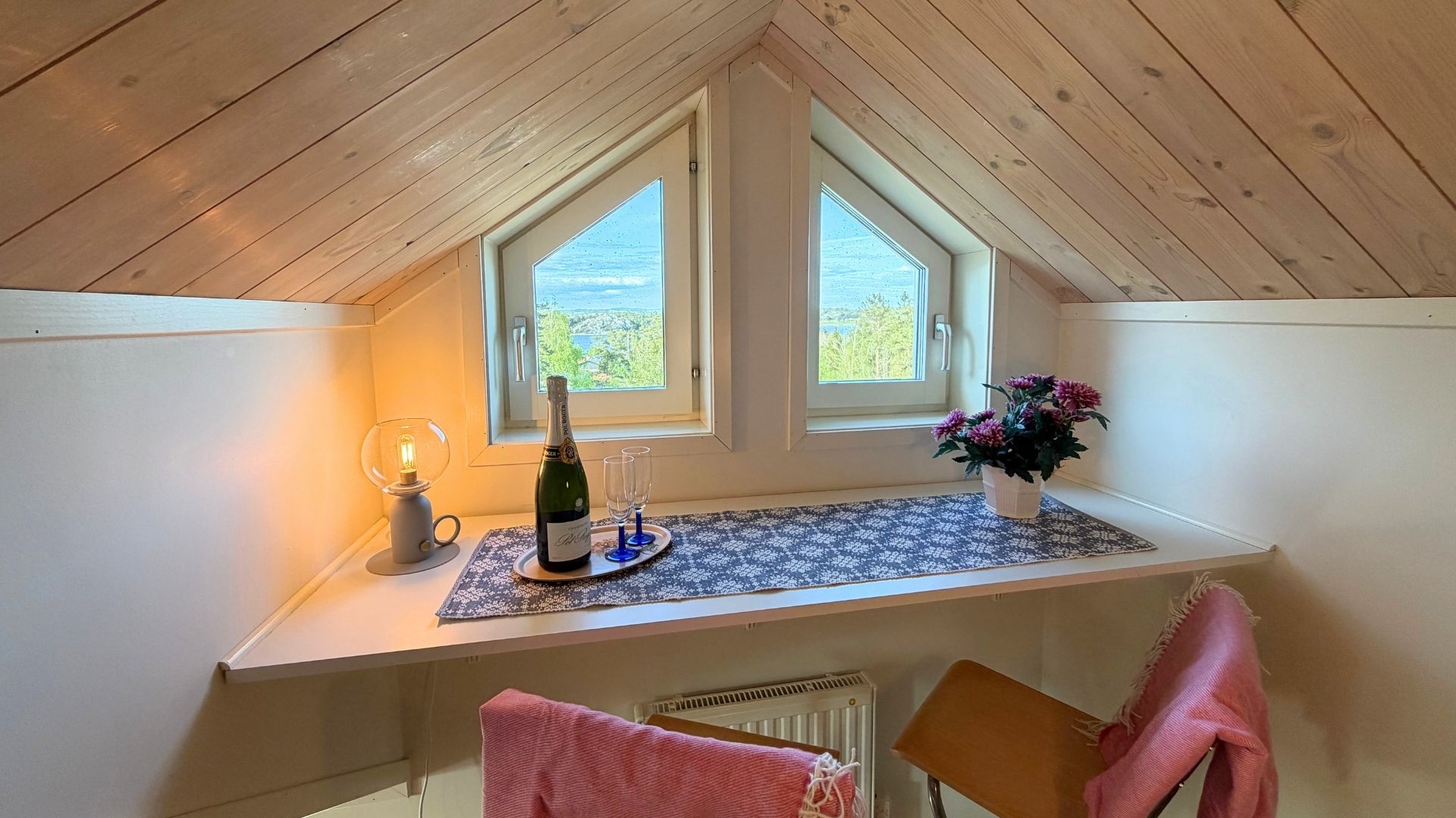 Mysig hörna med havsutsikt i sovrum 4 på Apelgården 81, Tjörn