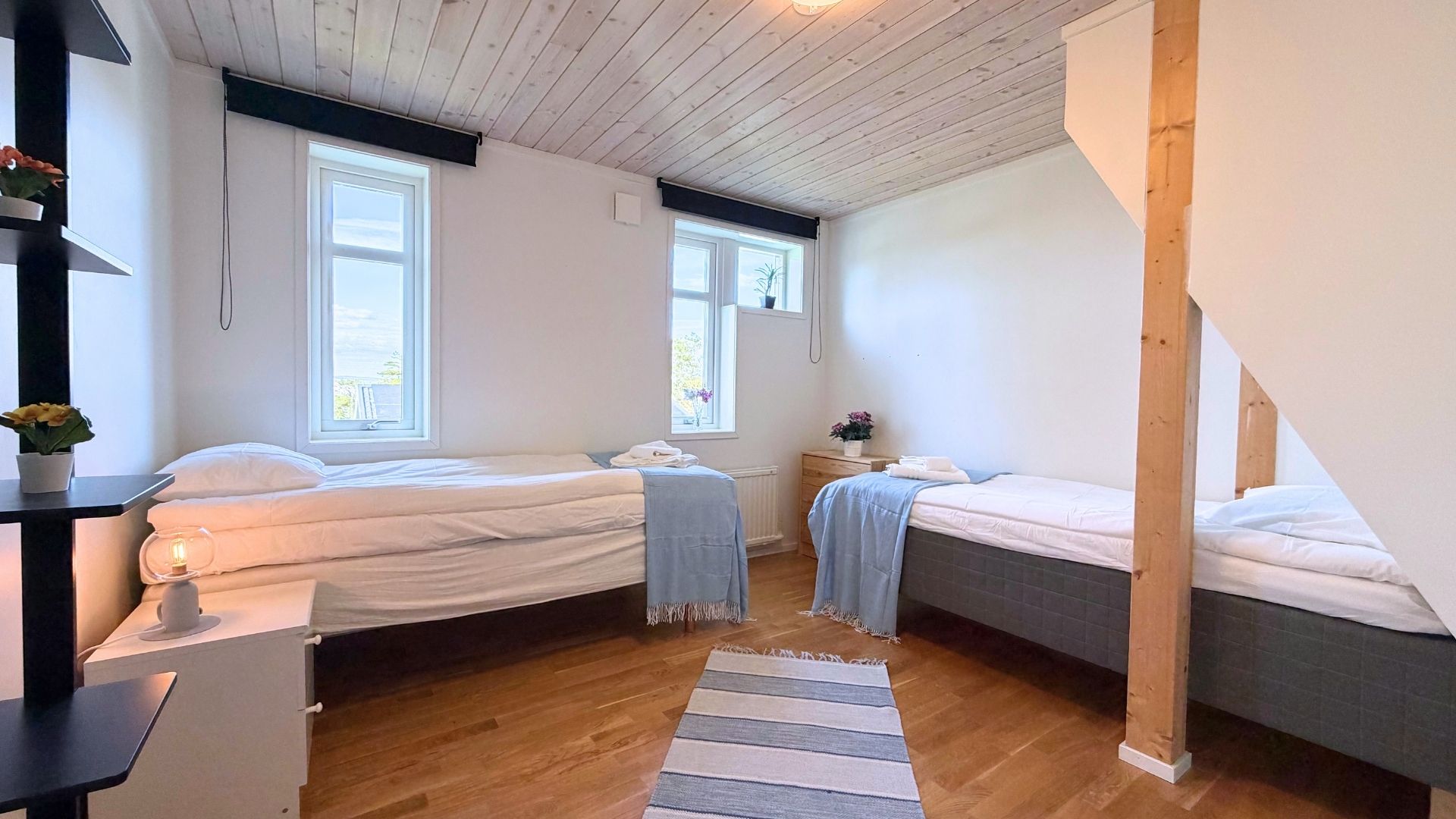 Sovrum 2 med två sängar och ljusa fönster i Apelgården 81 på Tjörn