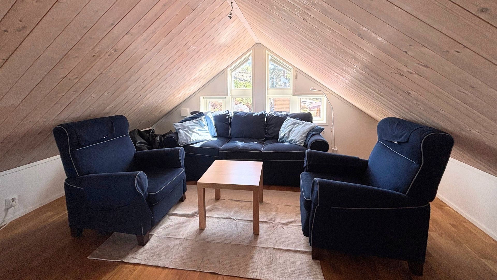 Loft med bäddsoffa och extra sovplatser i sommarhuset Apelgården 81 på Tjörn