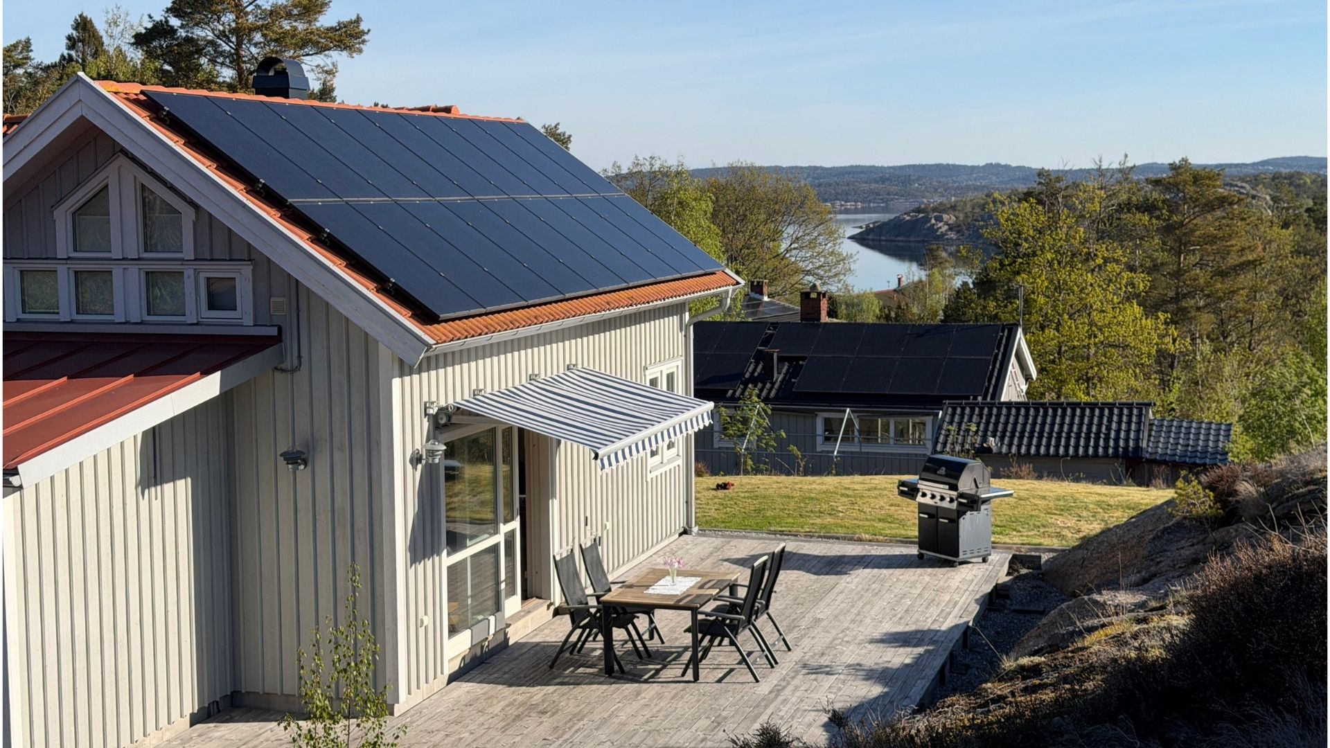 Apelgården 81 på Tjörn med altan, solceller och utsikt över Stigfjorden i Bohuslän