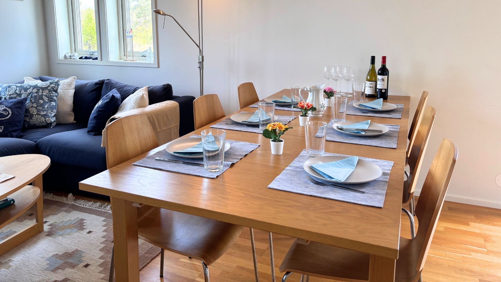 Matplats med dukat bord och öppen planlösning i sommarhuset Apelgården 81 på Tjörn