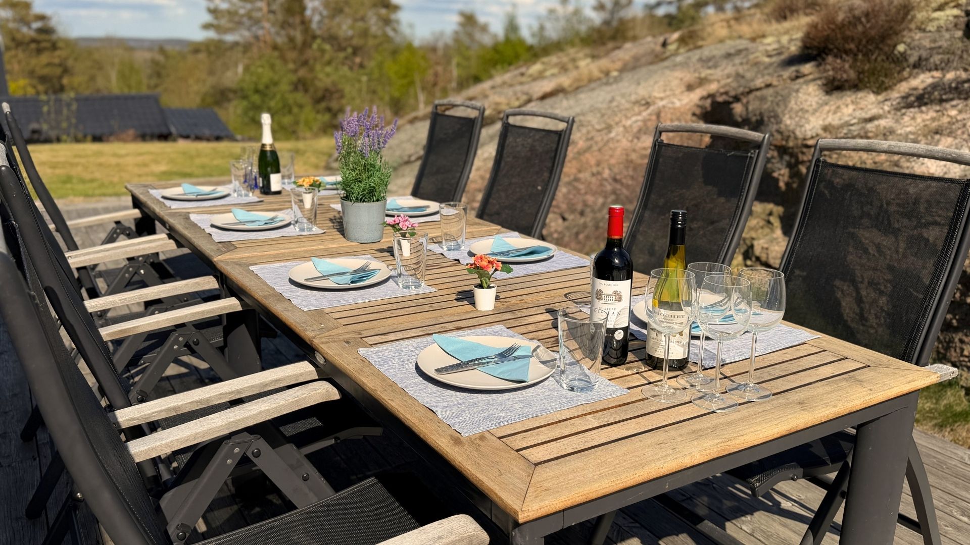 Dukat middagsbord med 8 platser på altanen vid Apelgården 81 på Tjörn, Bohuslän