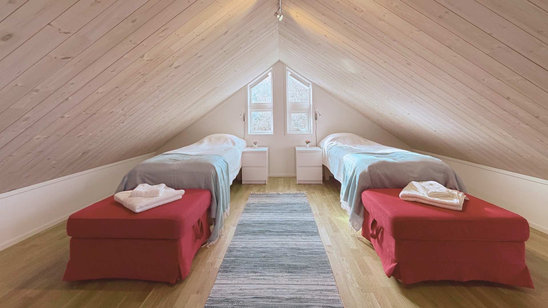 Sovrum 4 med två enkelsängar i loftet på Apelgården 81, Tjörn